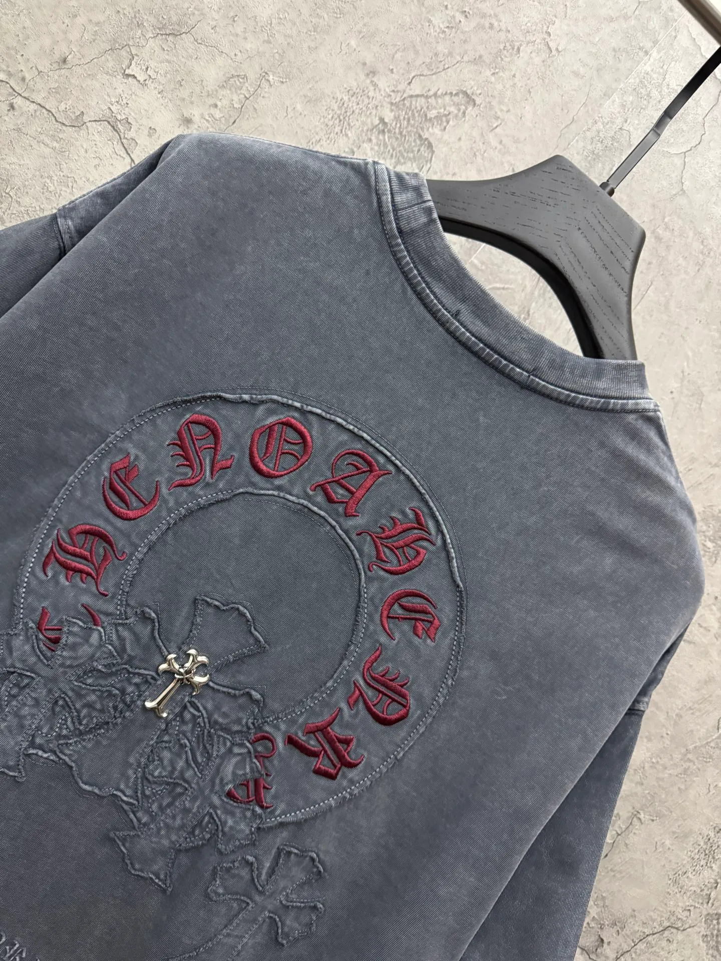 P240 top version, real shot without P, ​​different from market currency) 𝗖𝗵𝗿𝗼𝗺𝗲 𝗛𝗲𝗮𝗿𝘁𝘀/Croxin 2026 spring new original single counter American washed patch embroidered couple short sleeves 👑The highest version! Customized fabric 320 grams, washed and fried. Best-selling model at the counter. Very comfortable to wear. Accessories: Original molded and authenticated collar label➕100% silk wash label. Genuine purchase-grade original hangtag➕matching hanging rope➕3D hanging beads➕original packaging bag. Craftsmanship: The original version has consistent wiring! The highest version of the armhole matching technique! Color: Gray Black Size: S M L XL Style No.: 6601